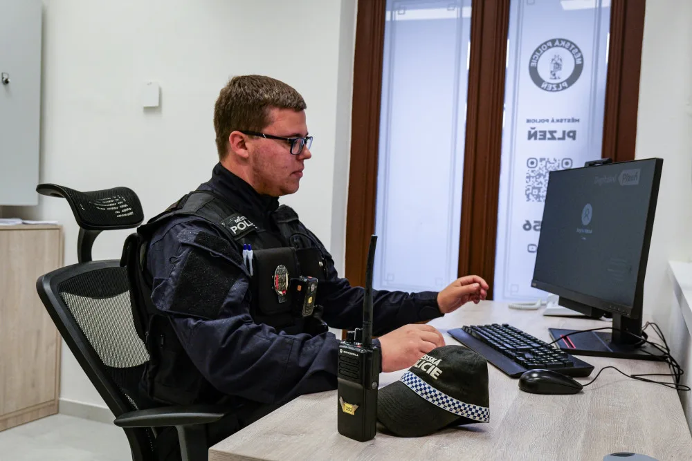 Strážníci mají k dispozici novou služební místnost na hlavním nádraží, město si od toho slibuje vyšší bezpečnost v okolí