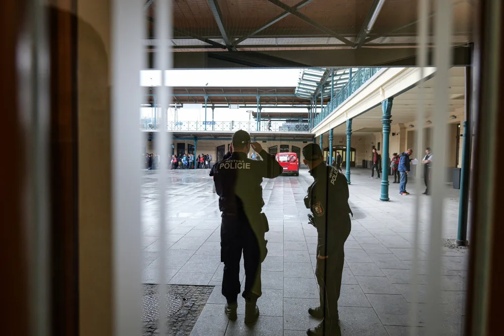 Strážníci mají k dispozici novou služební místnost na hlavním nádraží, město si od toho slibuje vyšší bezpečnost v okolí