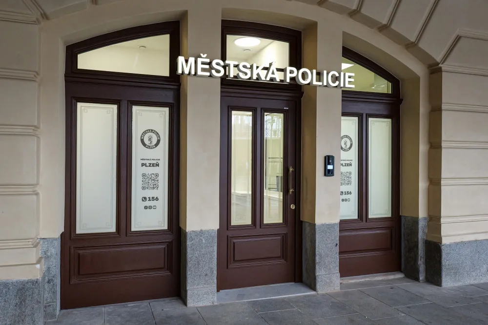 Strážníci mají k dispozici novou služební místnost na hlavním nádraží, město si od toho slibuje vyšší bezpečnost v okolí