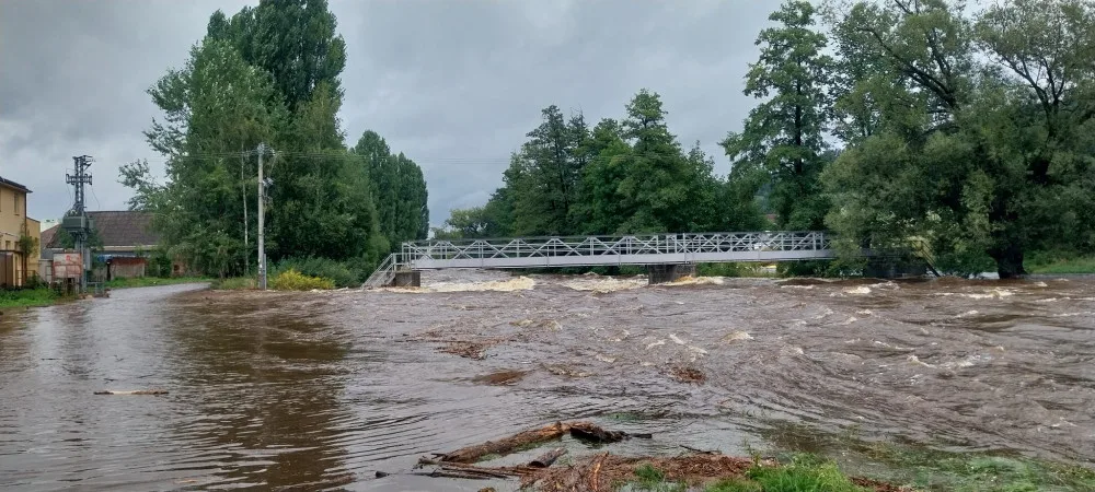 Otava v Sušici v sobotku odpoledne, foto: Hasiči Sušice