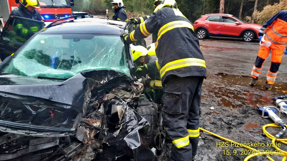 Škodovka po smyku na mokru narazila do silného stromu, řidič utrpěl těžké zranění