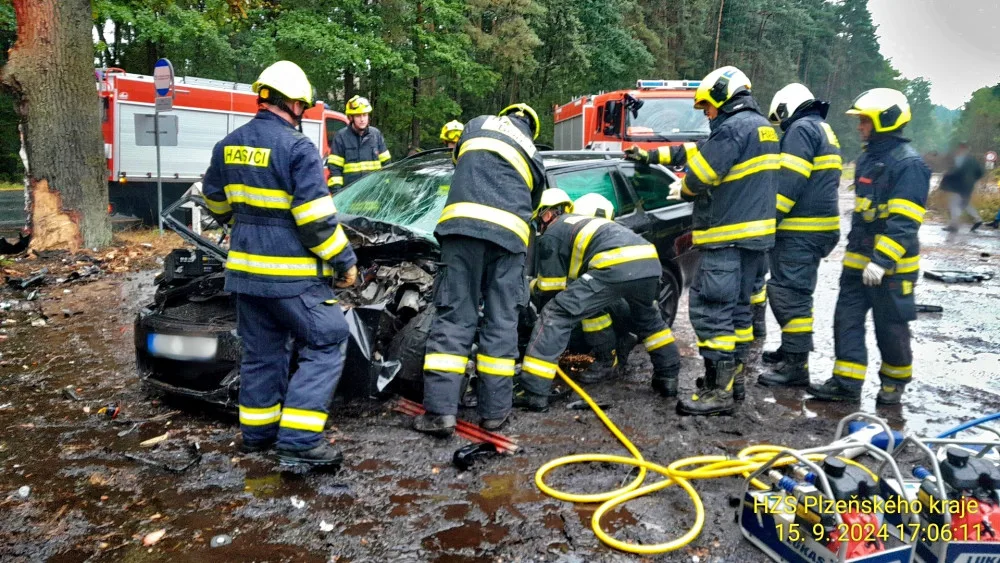 Škodovka po smyku na mokru narazila do silného stromu, řidič utrpěl těžké zranění
