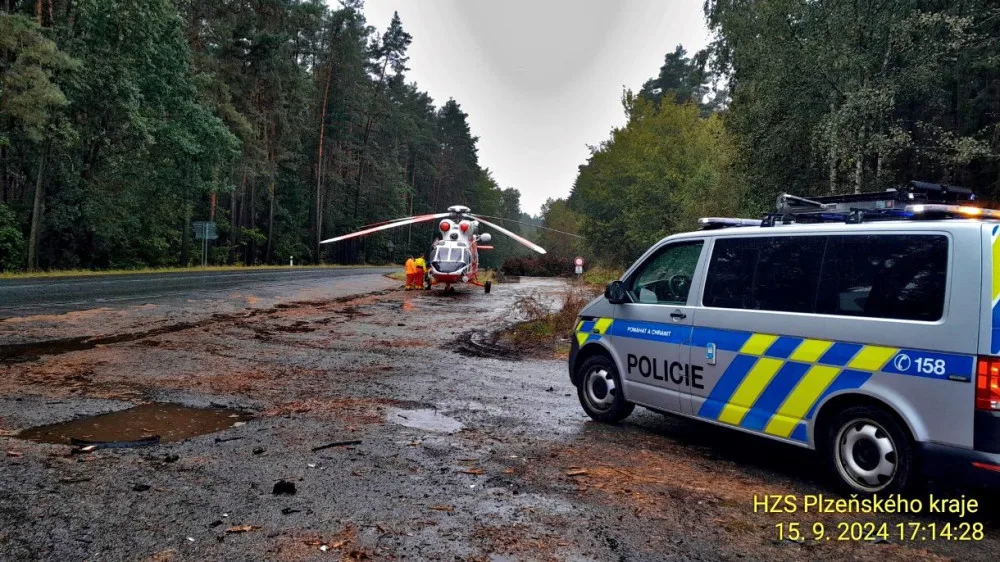 Škodovka po smyku na mokru narazila do silného stromu, řidič utrpěl těžké zranění