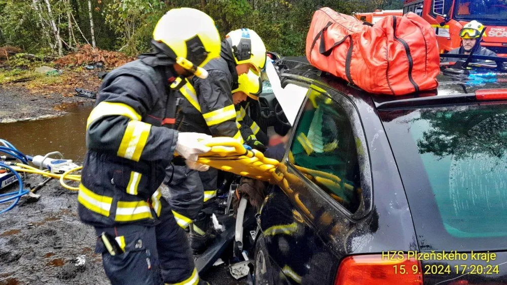Škodovka po smyku na mokru narazila do silného stromu, řidič utrpěl těžké zranění