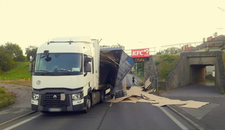 Nepozorní řidiči končí neslavně pod mostem