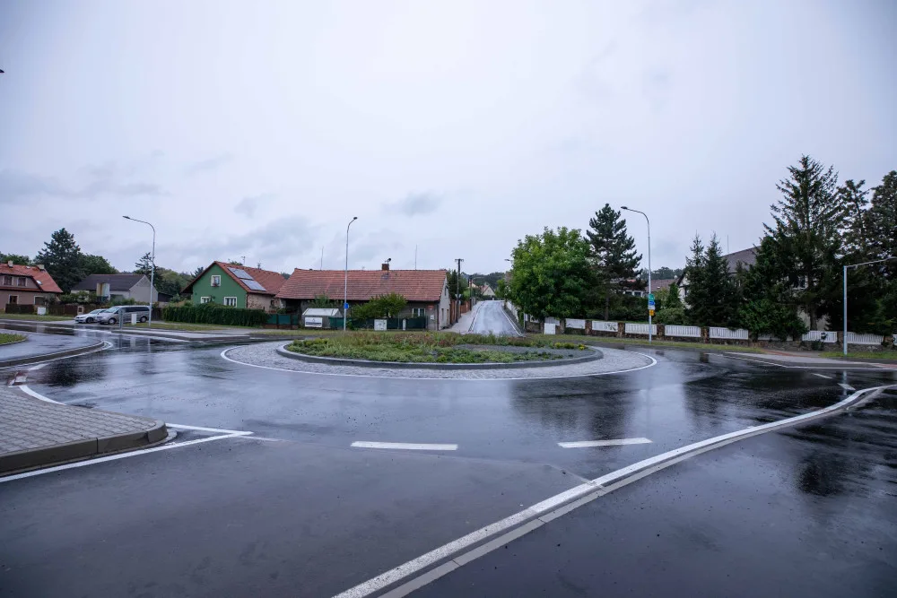 Nejvýznamnějším prvkem stavby je nově vybudovaná okružní křižovatka o průměru 16 metrů v místě křížení s ulicemi K Fořtovně a V Mokřinách