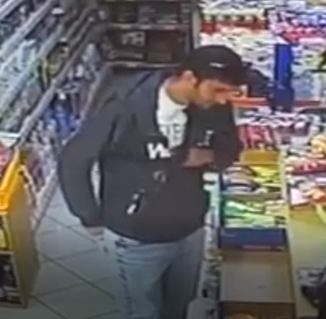 Kriminalisté hledají muže ze záběrů bezpečnostních kamer. Oba použili ukradenou platební kartu