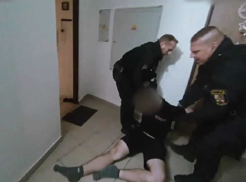 Strážníci pomohli ženě, která ležela na chodníku a ztrácela vědomí. Bojovat museli i se zdrogovaným mladíkem