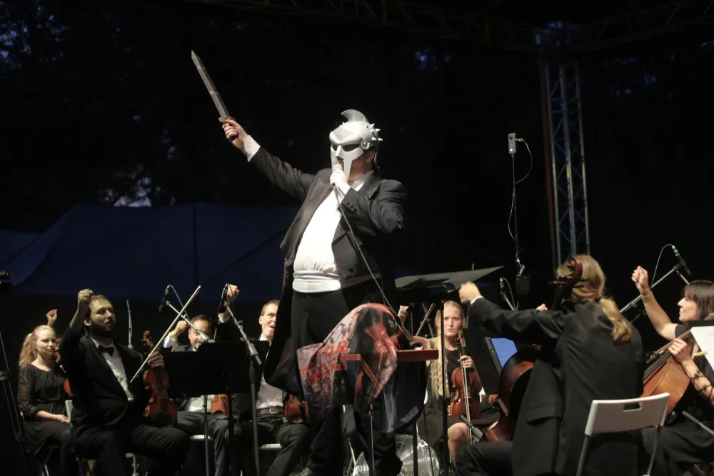 Rád se chodím historicky znemožnit, říká dirigent Jiří Korynta, diváky baví filmovými melodiemi i kostýmy