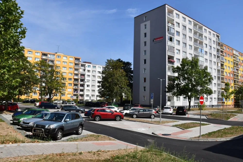 Díky rekonstrukci vnitrobloků vnikla nová parkovací místa a přibyla zeleň