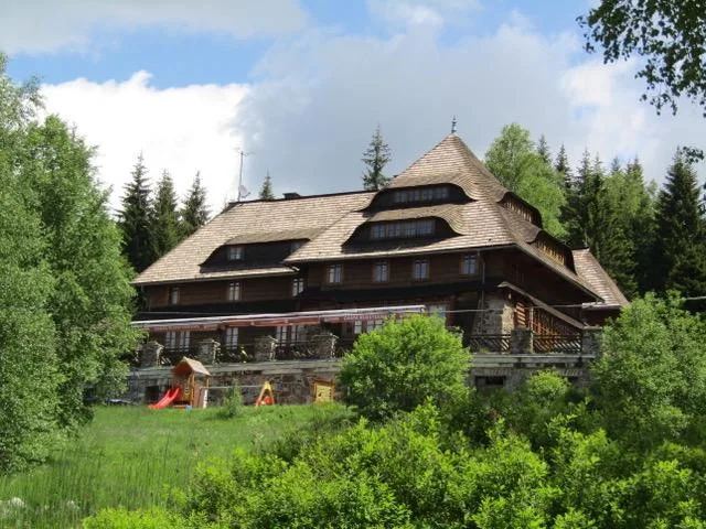 Slavná Klostermannova oslaví 100 let od svého otevření. Jde o nejznámější rekreační objekt na Šumavě