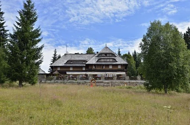 Slavná Klostermannova oslaví 100 let od svého otevření. Jde o nejznámější rekreační objekt na Šumavě