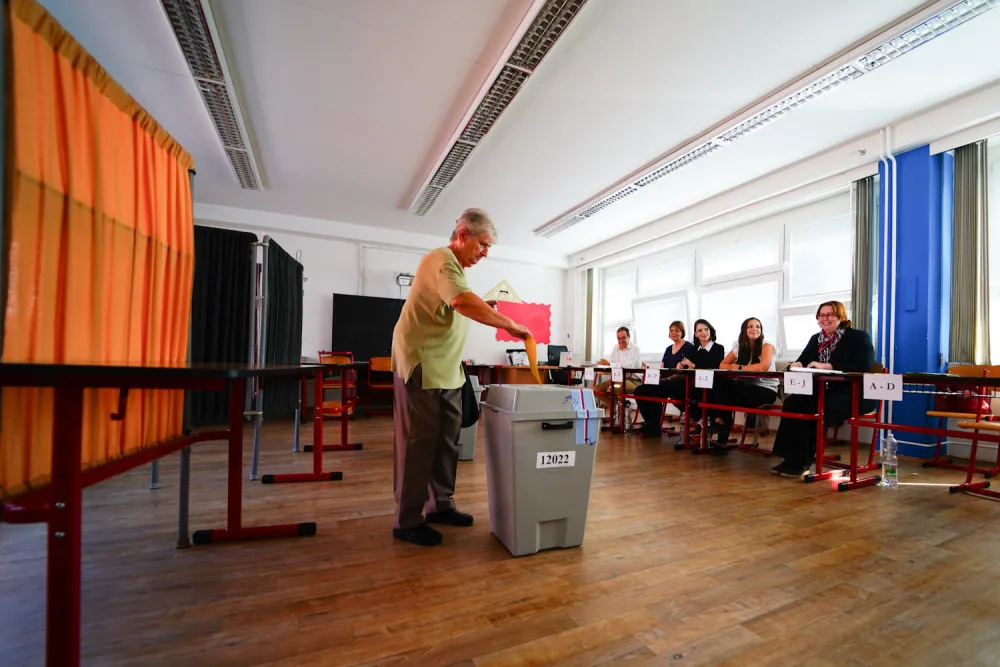 VOLBY 2024: První den voleb je za námi. Místnosti si opět otevřou zítra ráno