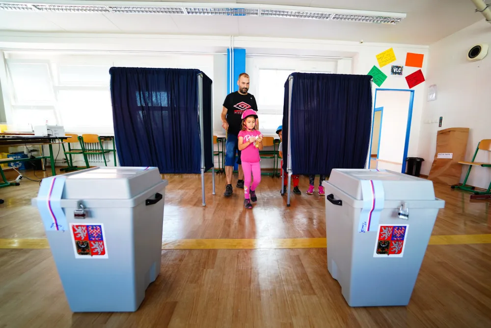 VOLBY 2024: Druhý den voleb začíná. Lidé rozhodují o nových krajských zastupitelích i senátorech