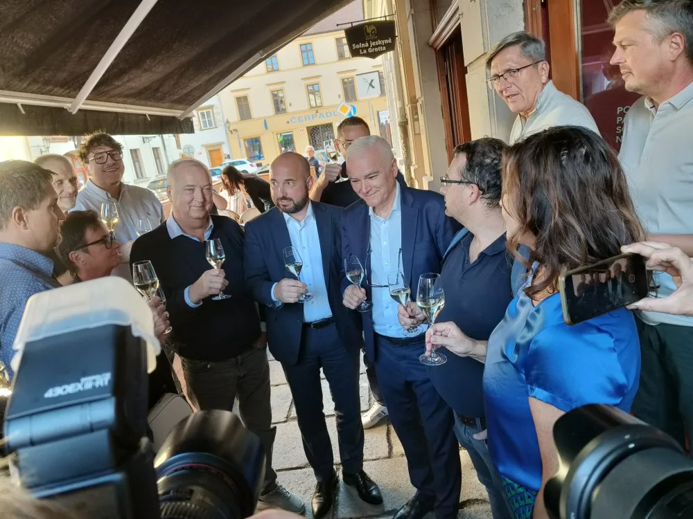 Ve štábu ANO se bouřlivě oslavuje. Uprostřed primátor Plzně Roman Zarzycký a vedle vpravo lídra kandidátky Kamal Farhan