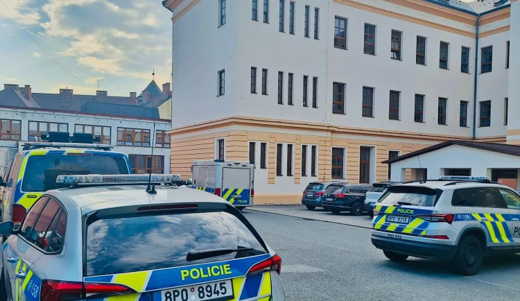 Dívka útočila na své spolužáky v této škole