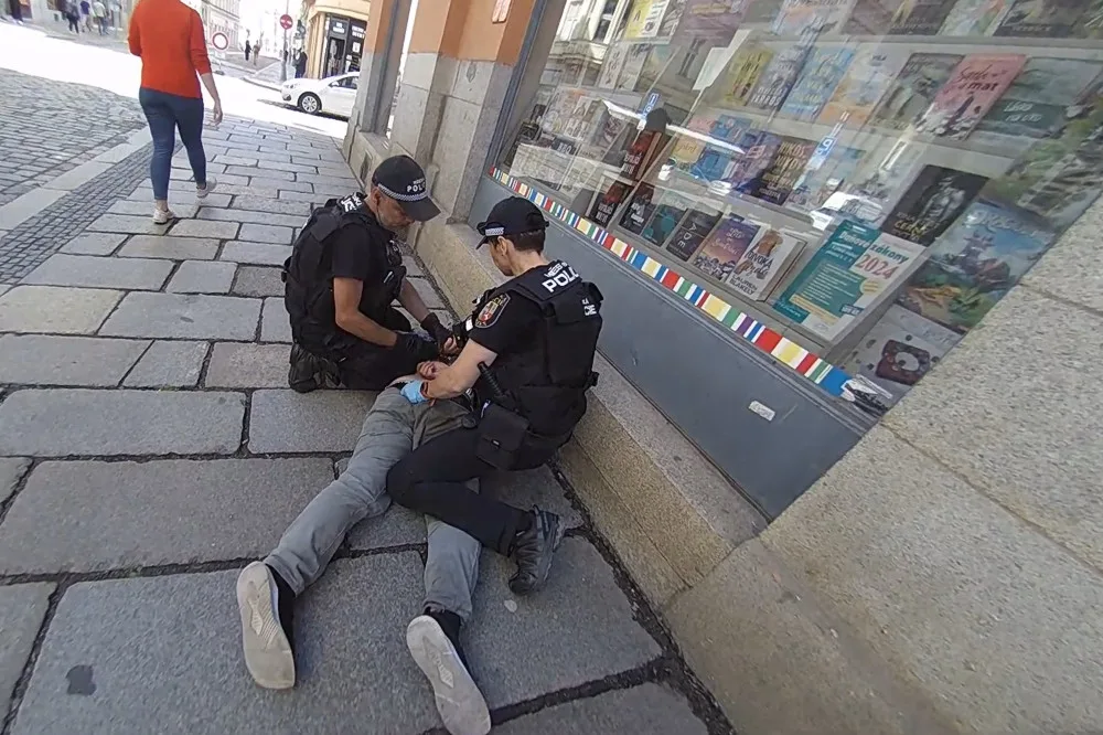 Po rvačce se strážníky skončil muž v poutech na zemi