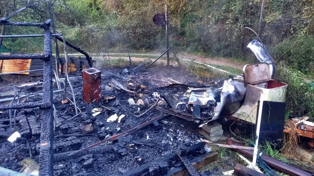Z karavanu zbyly po ranním požáru jen kovové části. Uvnitř našli hasiči prasklou tlakovou lahev na plyn