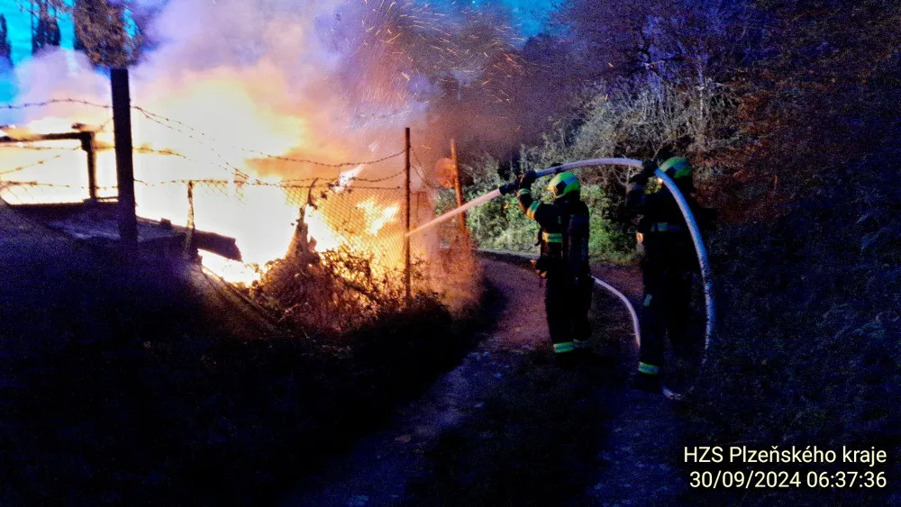 Z karavanu zbyly po ranním požáru jen kovové části. Uvnitř našli hasiči prasklou tlakovou lahev na plyn
