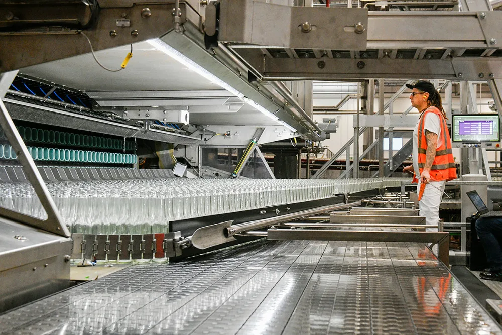 Novou automatizovanou stáčecí linku na skleněné obaly za 700 milionů korun zprovoznil pivovar Plzeňský Prazdroj