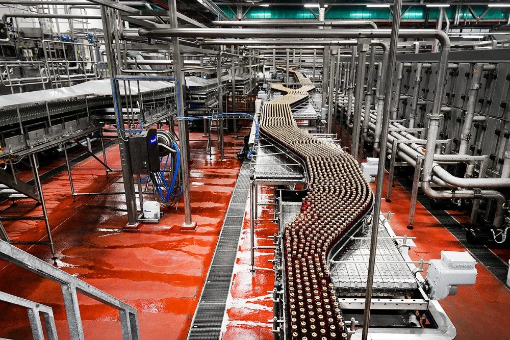 Novou automatizovanou stáčecí linku na skleněné obaly za 700 milionů korun zprovoznil pivovar Plzeňský Prazdroj