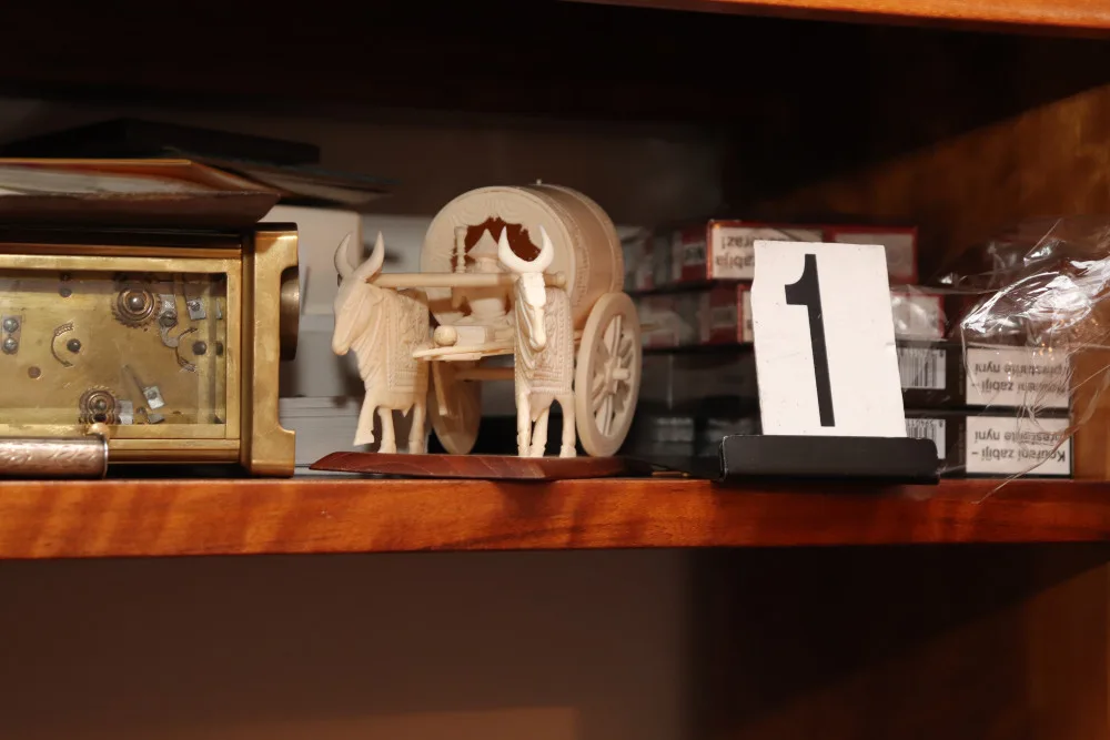 VIDEO: Tabákové listy ukrývaly červy a plíseň, muž zboží doma řezal a přeprodával dál