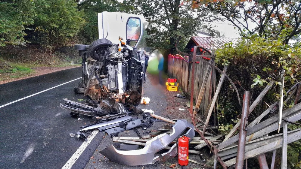 Děsivá nehoda osobního automobilu, po nárazu do plotu zůstal na boku s totálně sešrotovaným předkem