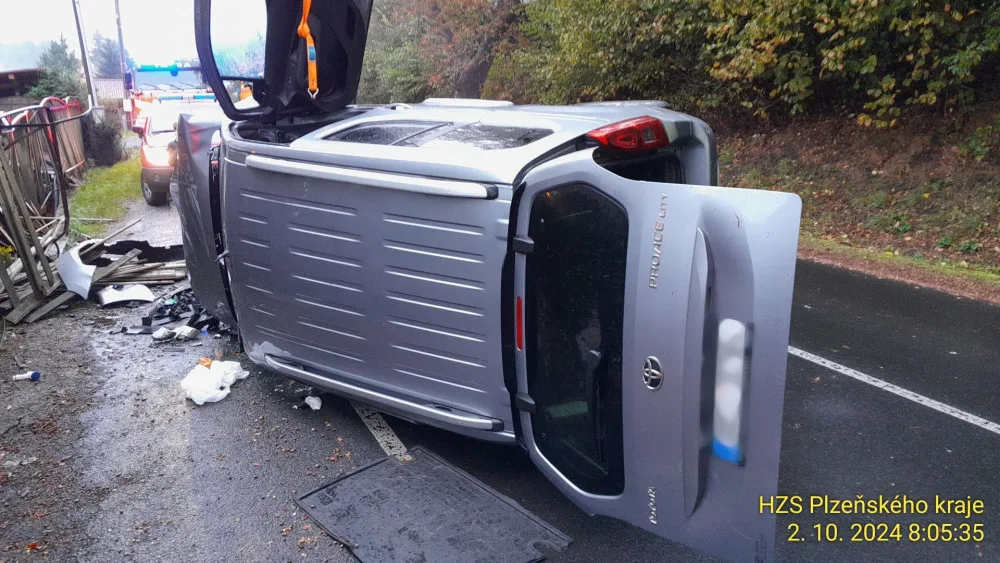 Děsivá nehoda osobního automobilu, po nárazu do plotu zůstal na boku s totálně sešrotovaným předkem