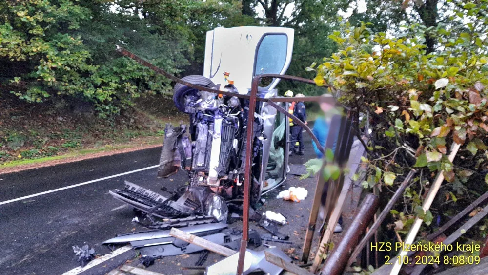 Děsivá nehoda osobního automobilu, po nárazu do plotu zůstal na boku s totálně sešrotovaným předkem