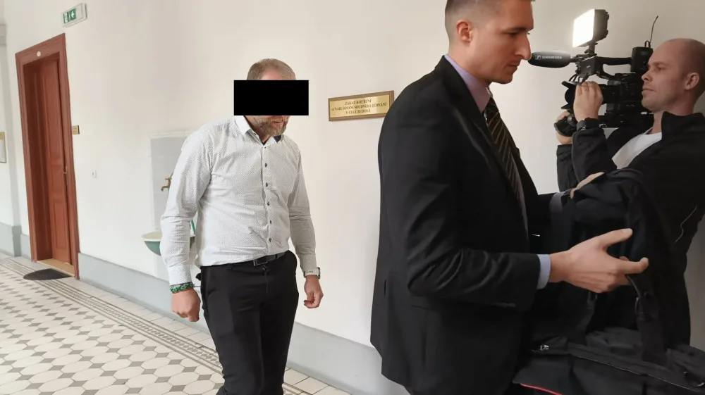 Koloběžkáře potrestal soud osmiletým vězením, po hádce uškrtil motorkáře a z místa činu odjel