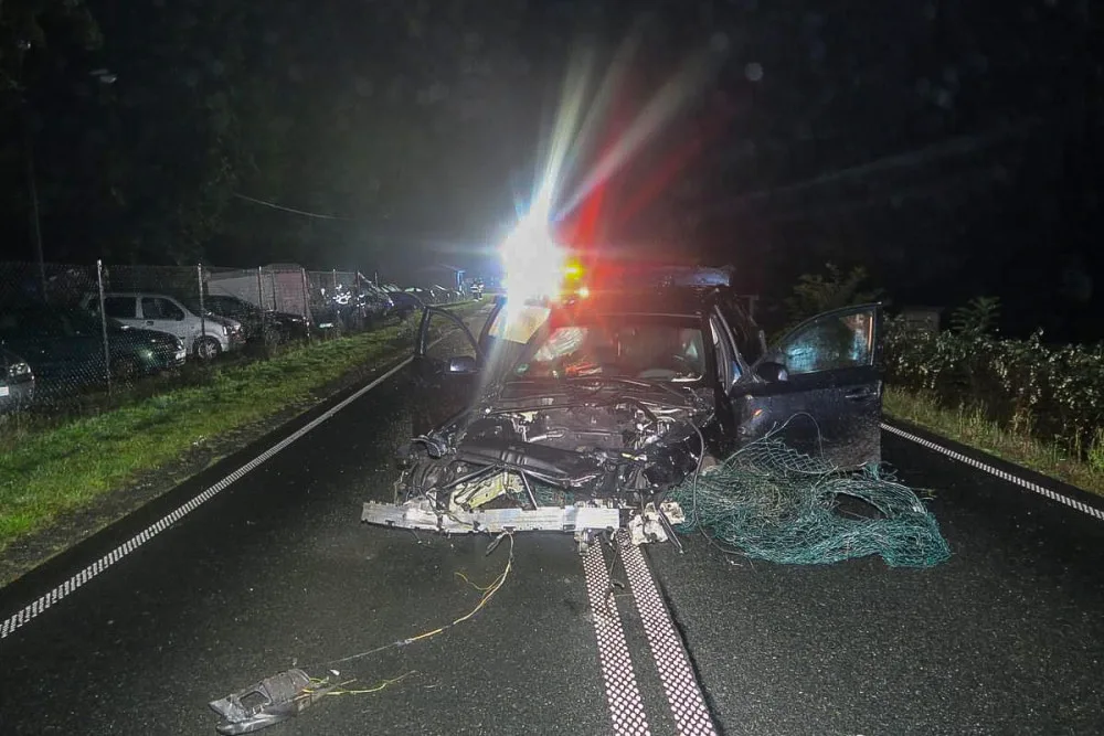 Řidič se svým BMW vyletěl ze silnice do areálu autobazaru, kde zdemoloval deset vystavených vozidel
