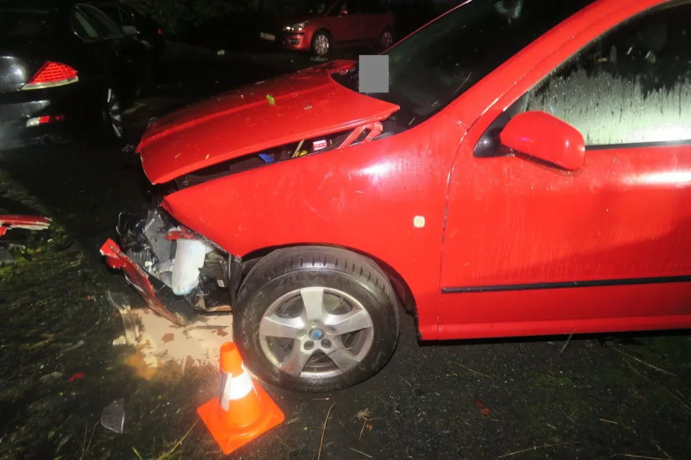 Řidič se svým BMW vyletěl ze silnice do areálu autobazaru, kde zdemoloval deset vystavených vozidel