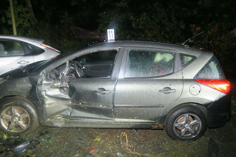 Řidič se svým BMW vyletěl ze silnice do areálu autobazaru, kde zdemoloval deset vystavených vozidel