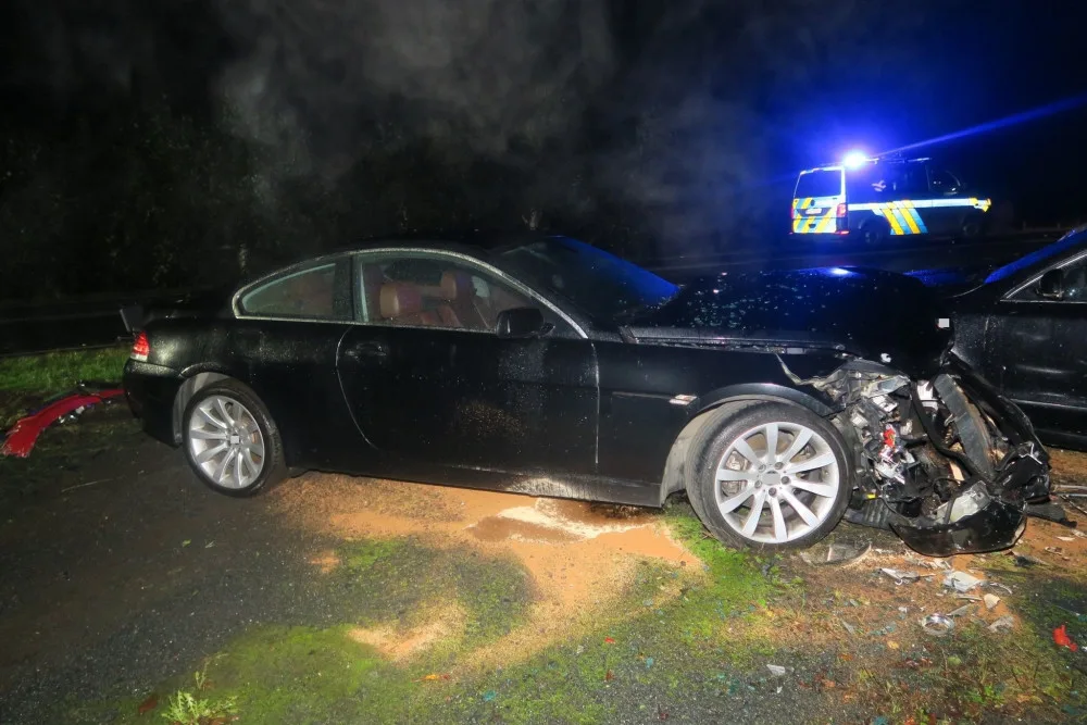 Řidič se svým BMW vyletěl ze silnice do areálu autobazaru, kde zdemoloval deset vystavených vozidel
