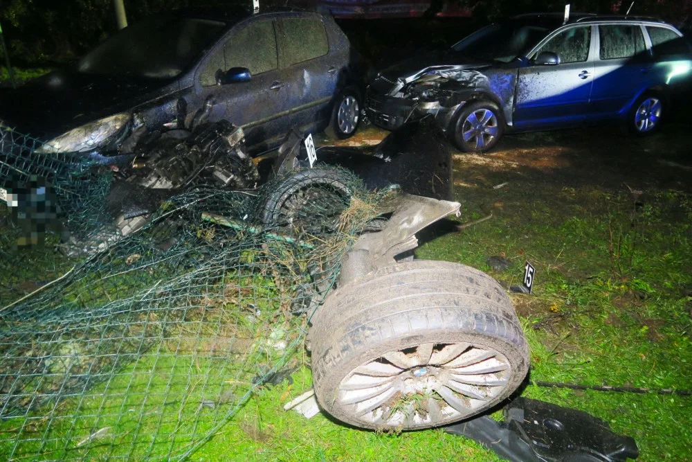 Řidič se svým BMW vyletěl ze silnice do areálu autobazaru, kde zdemoloval deset vystavených vozidel