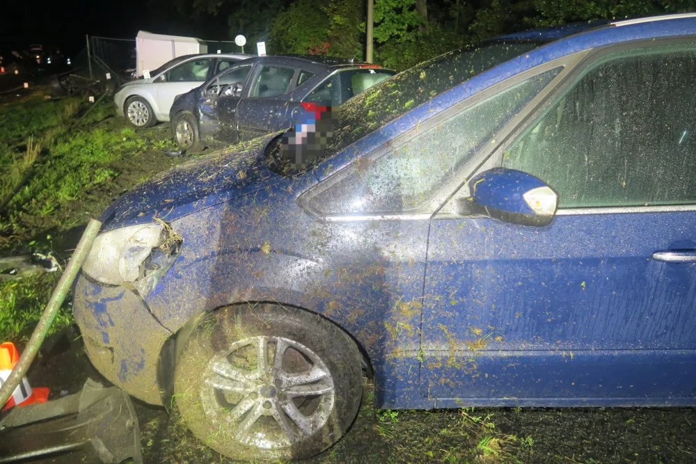 Řidič se svým BMW vyletěl ze silnice do areálu autobazaru, kde zdemoloval deset vystavených vozidel