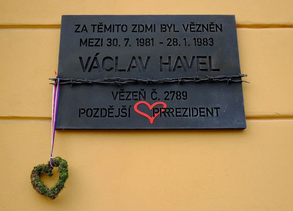 Václav Havel by dnes oslavil 88 narozeniny. V západočeské metropoli nějaký čas pobýval, ovšem nedobrovolně