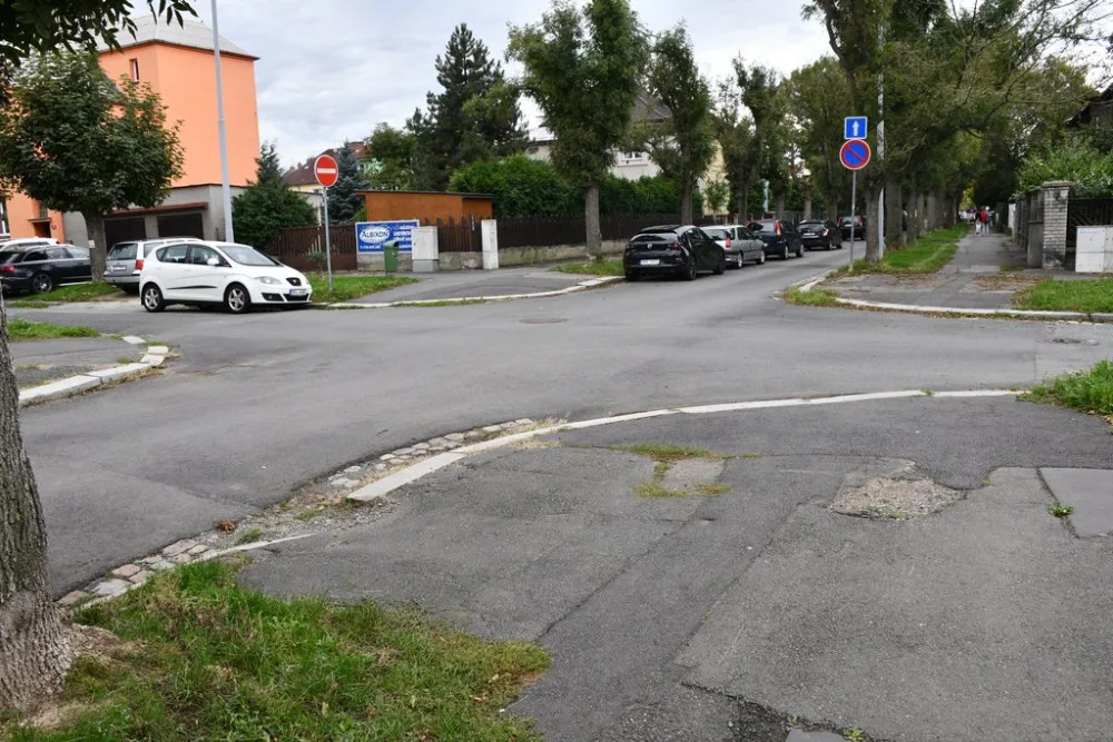 Ulice Kapitána Jaroše se dočká opravy vozovky i chodníků, dožívající jasany půjdou pryč