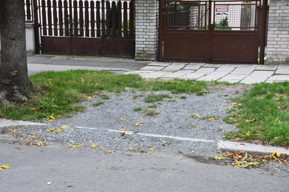 Ulice Kapitána Jaroše se dočká opravy vozovky i chodníků, dožívající jasany půjdou pryč