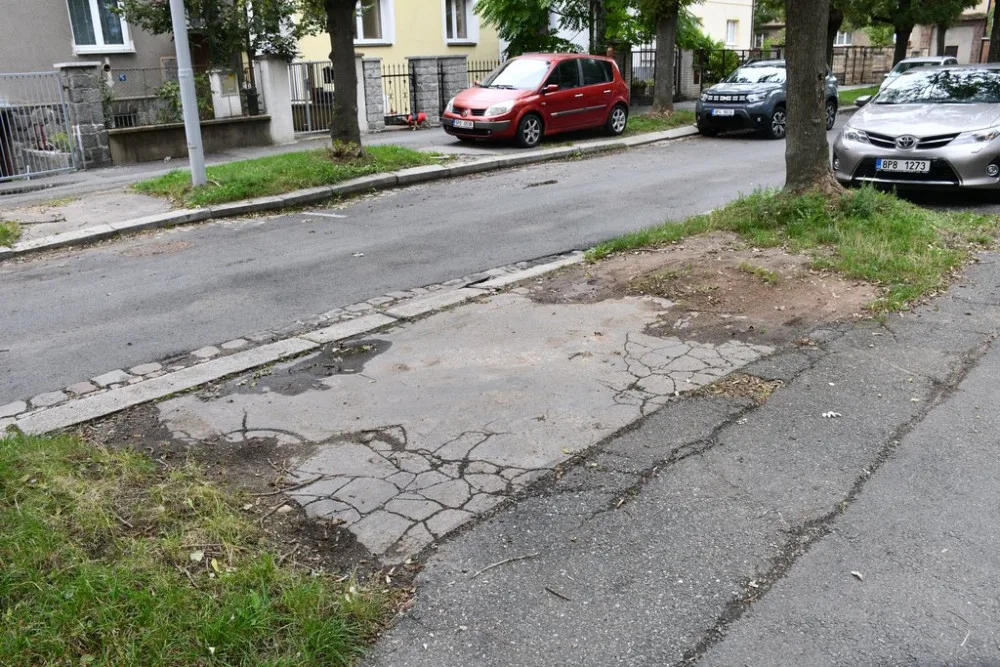 Ulice Kapitána Jaroše se dočká opravy vozovky i chodníků, dožívající jasany půjdou pryč