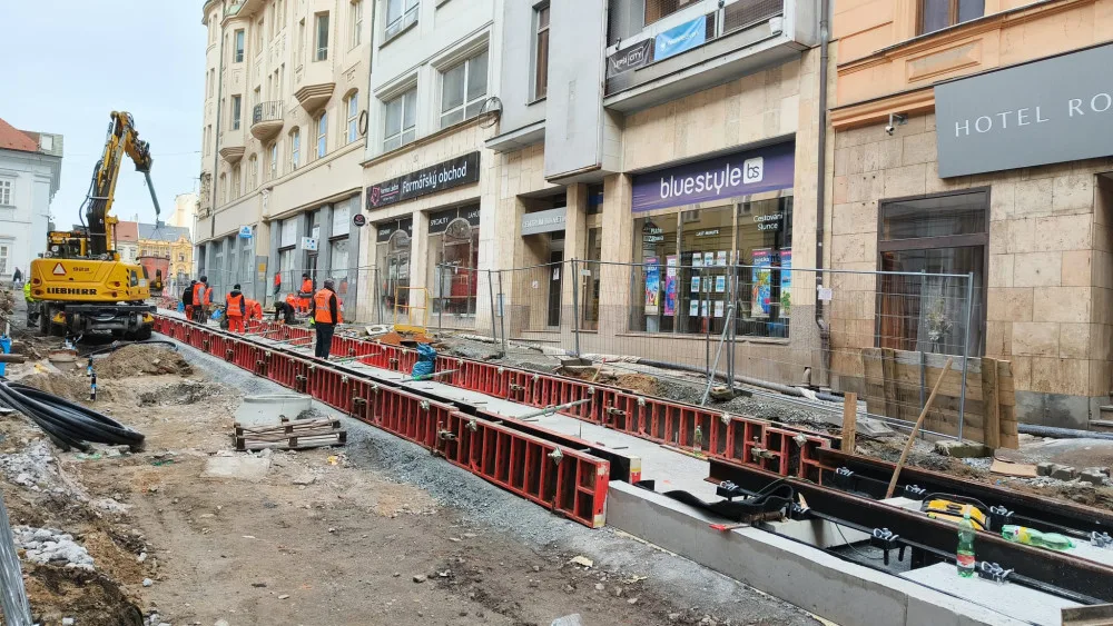Konečně se dočkají řidiči, chodci i obchodníci, 11. listopadu končí oprava tramvajové tratě v centru ve Zbrojnické ulici
