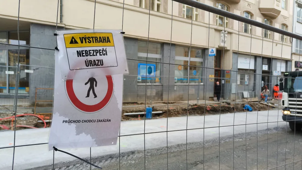 Konečně se dočkají řidiči, chodci i obchodníci, 11. listopadu má skončit oprava tramvajové trati ve Zbrojnické