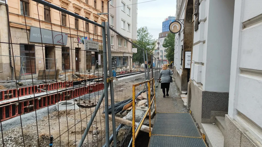Konečně se dočkají řidiči, chodci i obchodníci, 11. listopadu má skončit oprava tramvajové trati ve Zbrojnické