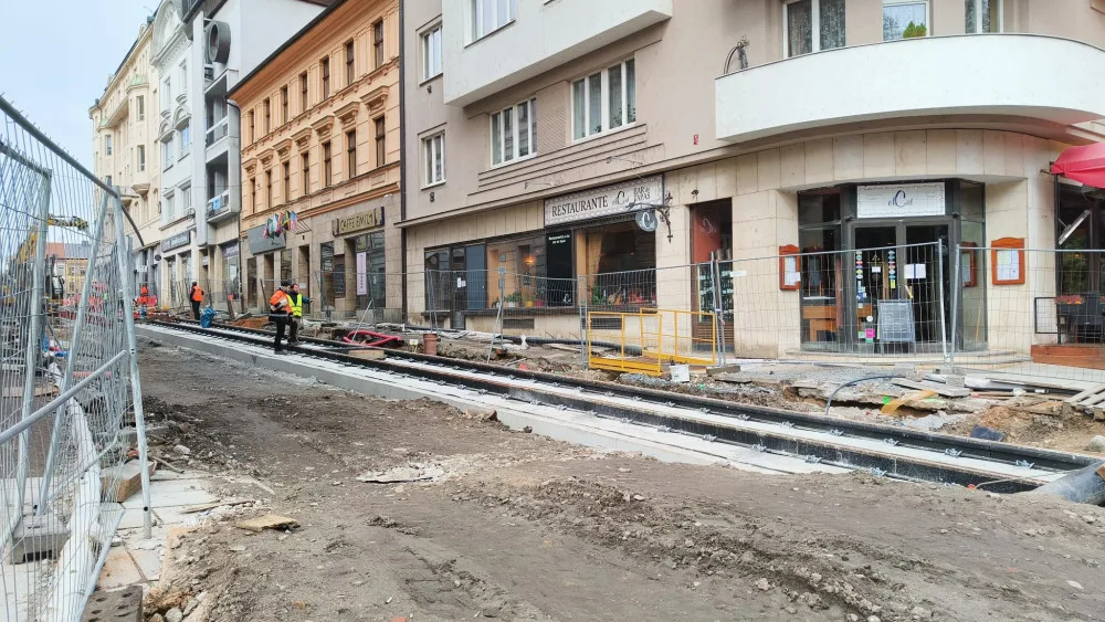 Konečně se dočkají řidiči, chodci i obchodníci, 11. listopadu má skončit oprava tramvajové trati ve Zbrojnické