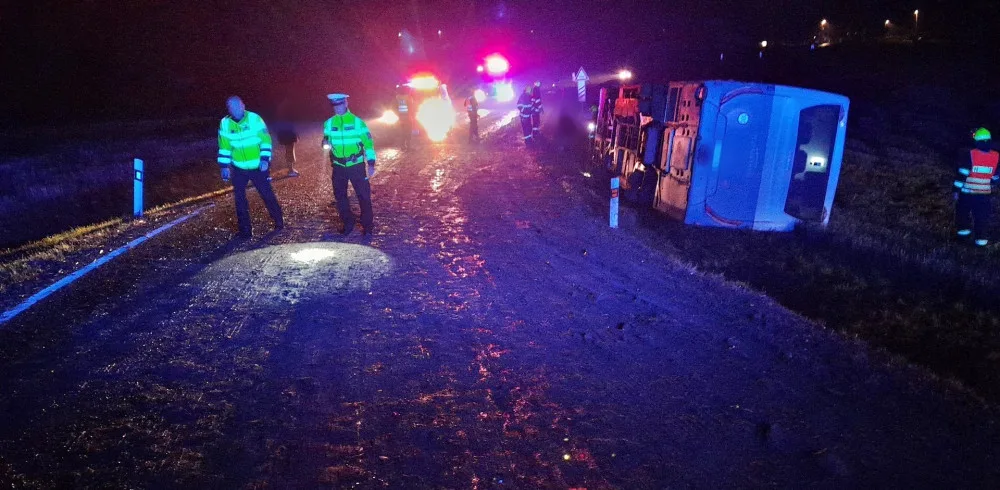 Autobus se převrátil na bok do příkopu. Dostal smyk na silnici, kterou silně znečistila vrstv kluzkého bahna