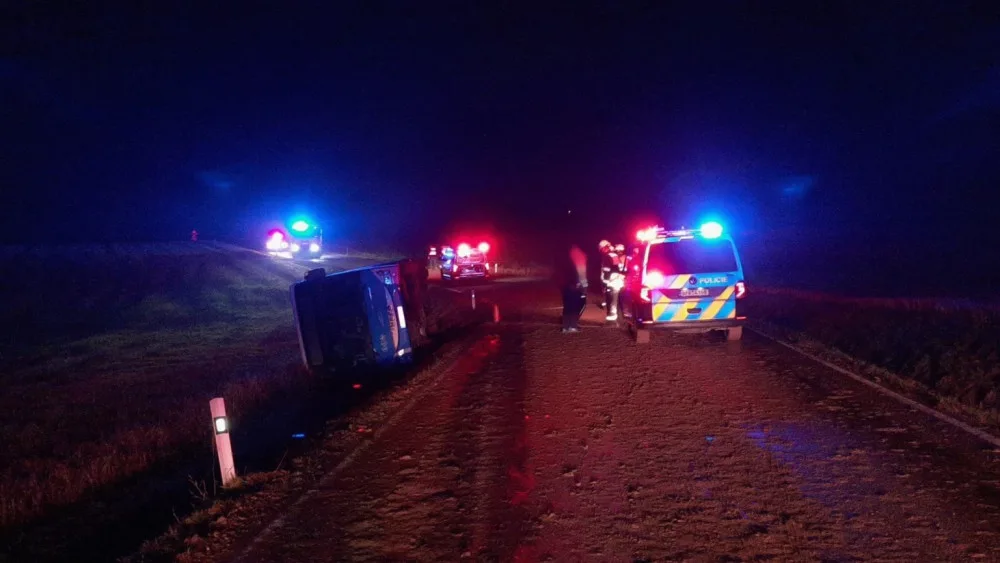 Autobus se převrátil na bok do příkopu. Dostal smyk na silnici, kterou silně znečistila vrstv kluzkého bahna