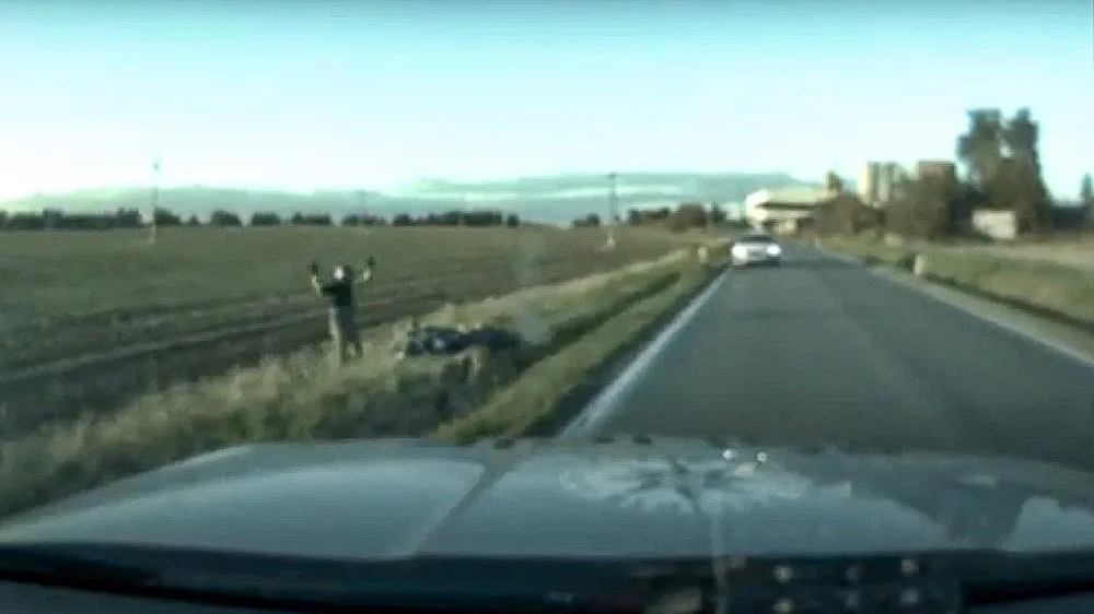 Na ukradené motorce policistům neujel a po havárii se vzdal