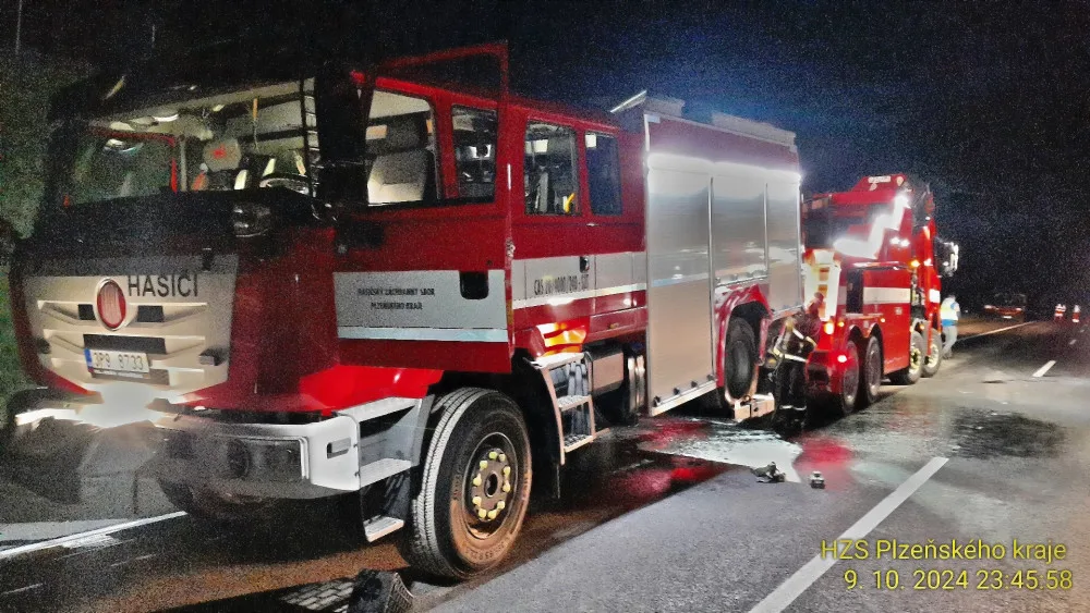 Osobák narazil na dálnici do cisterny hasičů, řidič zemřel, spolujezdec byl v kritickém stavu