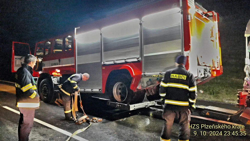 Osobák narazil na dálnici do cisterny hasičů, řidič zemřel, spolujezdec byl v kritickém stavu