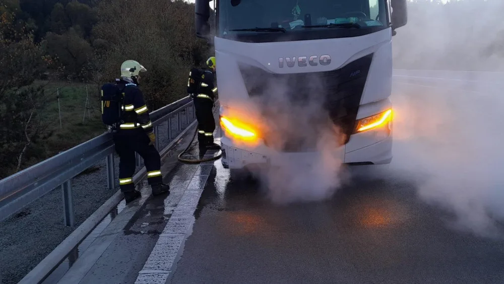 Z kamionu na dálnici kvůli technické závadě unikal plyn